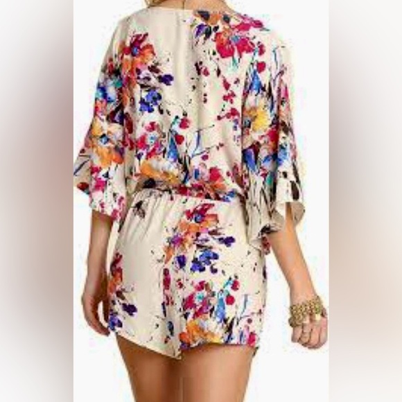 Umgee vibrant floral shorts romper 3/4 bell sleeve Tie belt Wrap front snap Sz M - Picture 2 of 8